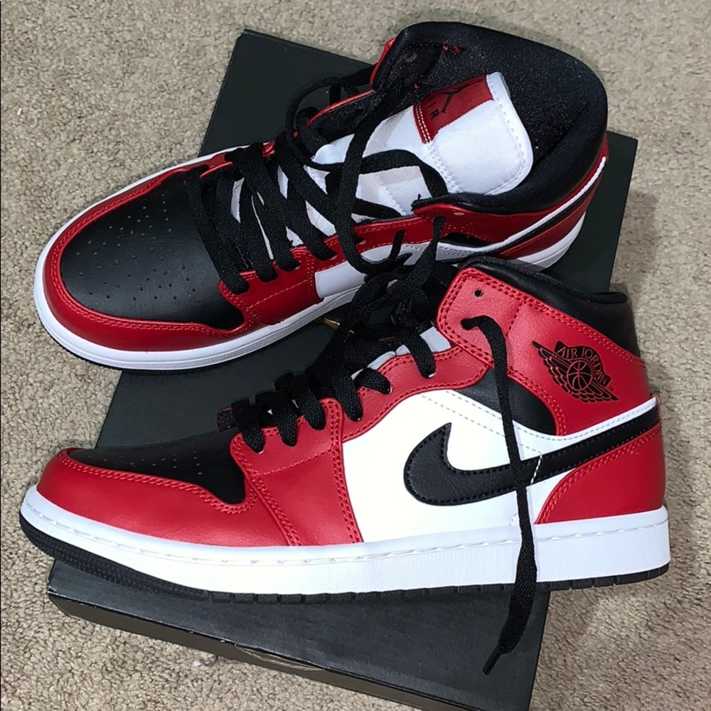 Air Jordan 1 Mid ‘Chicago Black Toe’